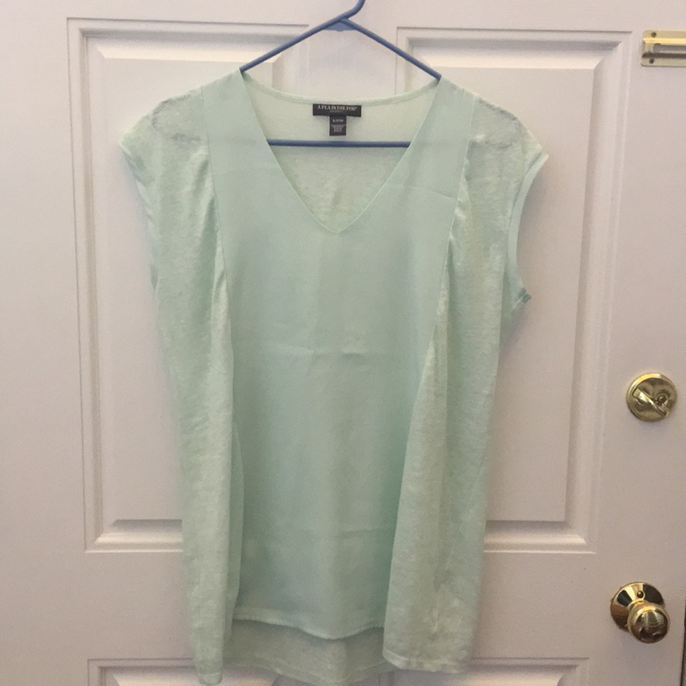 A Pea in the Pod sleeveless shirt